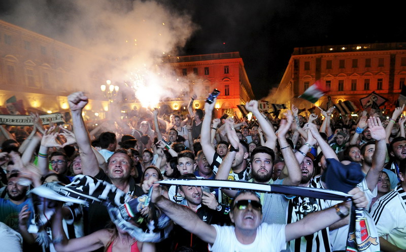 Juventini menyambut para pemain Juventus dengan antusias tinggi (Foto: Giorgio Petrottino/Reuters)