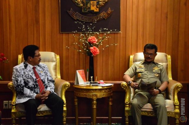 Prof Wasir Thalib, Ketua PGRI Sulsel, bertemu Gubernur Sulsel, Dr. H. Syahrul Yasin Limpo, SH., M.Si., MH di Ruang Kerja Gubernur, Selasa (30/6/2015).