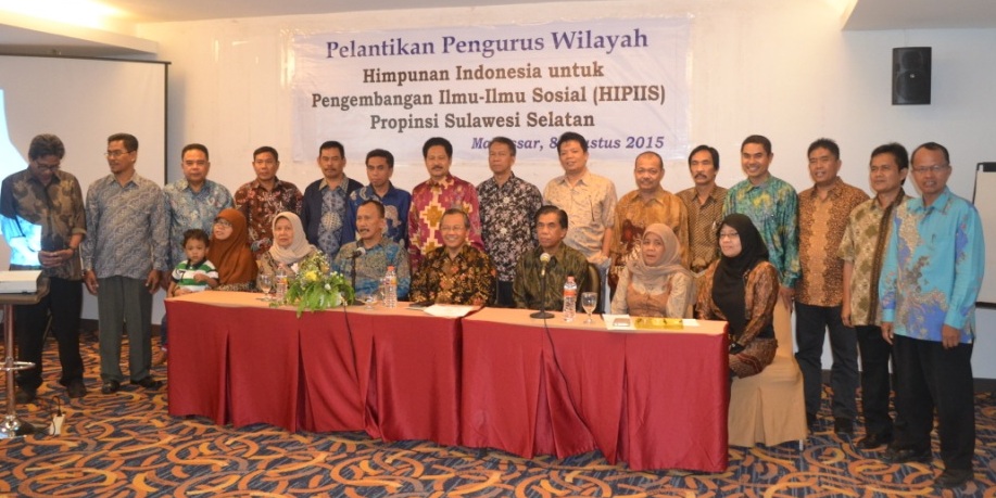 Ketua Pusat HIPIIS, Prof.Dr.Ravik Karsidi, MS dan Ketua HIPIIS Sulsel, Prof.Dr.M.Tahir Kasnawi, SU foto bersama usai pelantikan pengurus HIPIIS Sulsel, Sabtu 8 Agustus 2015 di Hotel Maleo Makassar. (foto:humas hipiis sulsel)