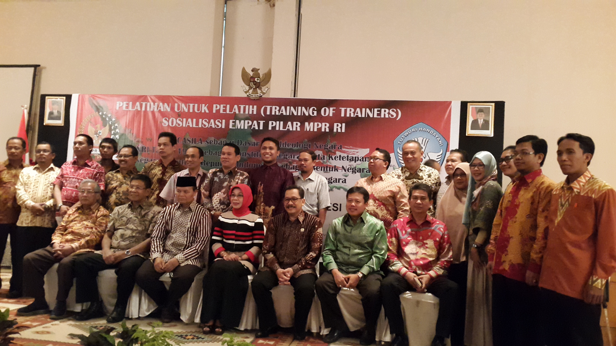 Peserta TOT berpose dengan Wakil Ketua MPR RI Hidayat Nur Wahid dan beberapa Anggota MPR RI Lainnya.