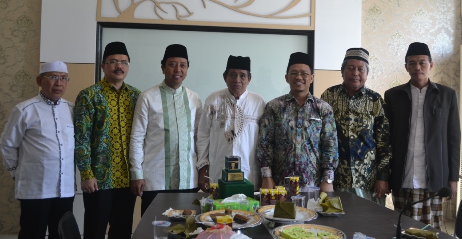 Ketua Umum DPP PPP, Romahurmuziy, MT foto bersama dengan pengurus Masjid Raya Makassar dalam kunjungan kerja di Sulawesi Selatan.