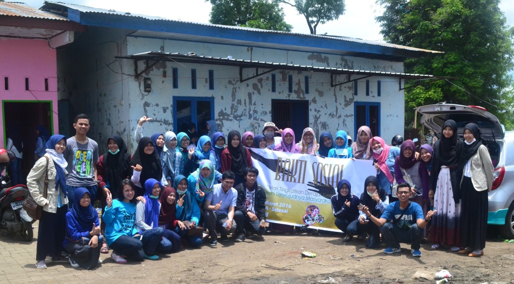 Rombongan anggota Forum Mahasiswa Gizi (Formasi) FKM Unhas foto bersama di lokasi bakti sosial Tempat Pembuangan Sampah Antang Makassar, Sabtu 5 Maret 2016. (foto:humas panitia)