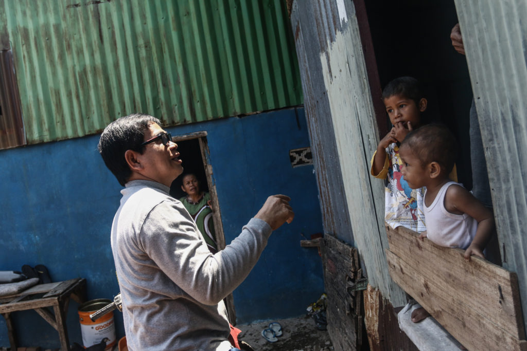 HA Mustaman menyapa warga saat melakukan bakti sosial di Kelurahan Masale, Makassar, Minggu (16/10/2016).