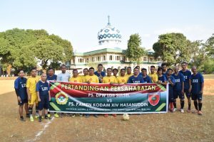 Pertandingan persahabatan (friendly match) antara PS LDII Sulawesi Selatan versus PS Pamen Kodam XIV Hasanuddin di Lapangan Kompleks Sikamaseang, Jalan Berua Raya, Makassar, Sulawesi Selatan, Sabtu (27/7/2019).