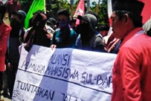 Aksi unjuk rasa menuntut perbaikan jalan di DPRD Sulbar, Rabu (10/4/2019)