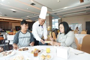 Hari Pelanggan, Pimpinan Hotel Dalton Makassar Ikut Layani Tamu