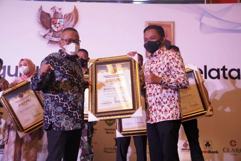PWI Sulsel Beri Penghargaan Tokoh Peduli Pers untuk Ilham Azikin