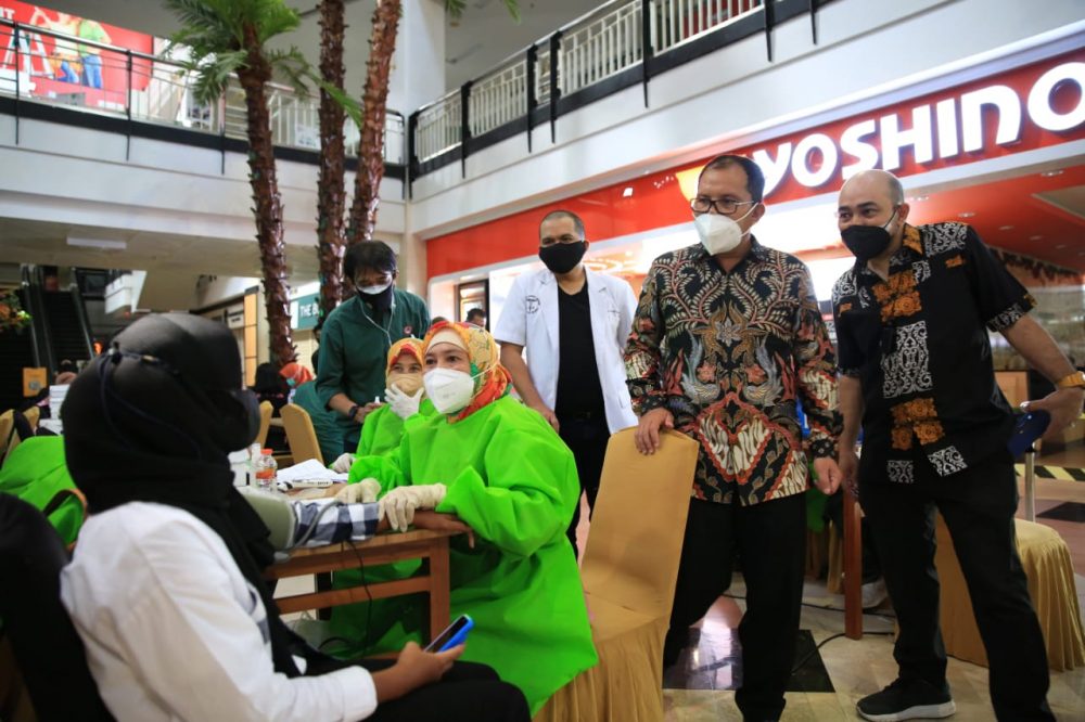Danny Pomanto Tinjau Vaksinasi di Mall Ratu Indah Targetkan 10 Ribu Peserta