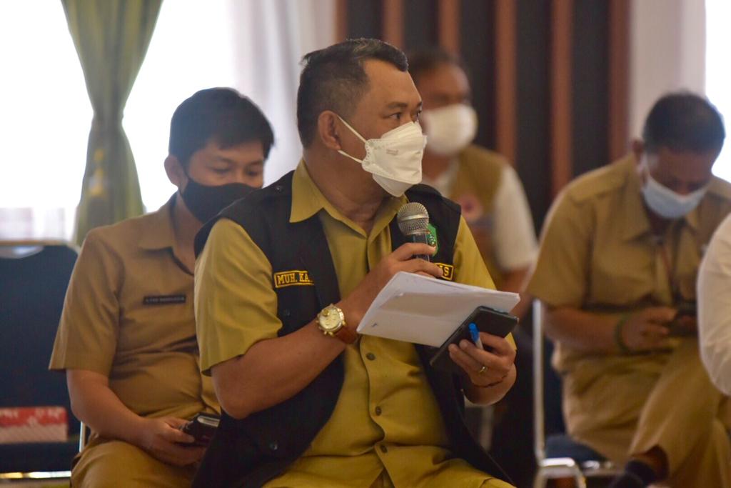 Kepala DP2KUKM Luwu Utara, Muhammad Kasrum dalam Rapat Penanganan COVID-19, Selasa, (10/8/2021).