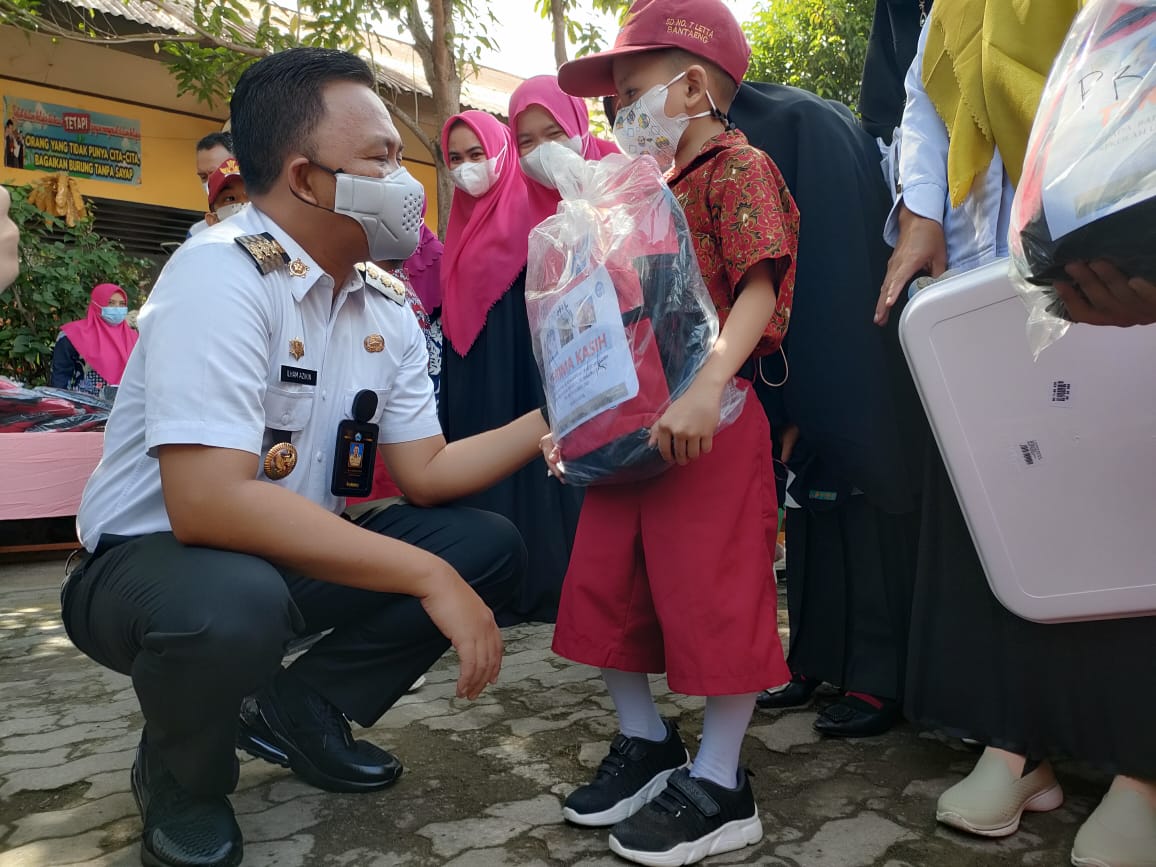 Dapat Perlengkapan Sekolah Gratis dari Ilham Azikin, Murid SD ini Bercita-cita Jadi Bupati Bantaeng