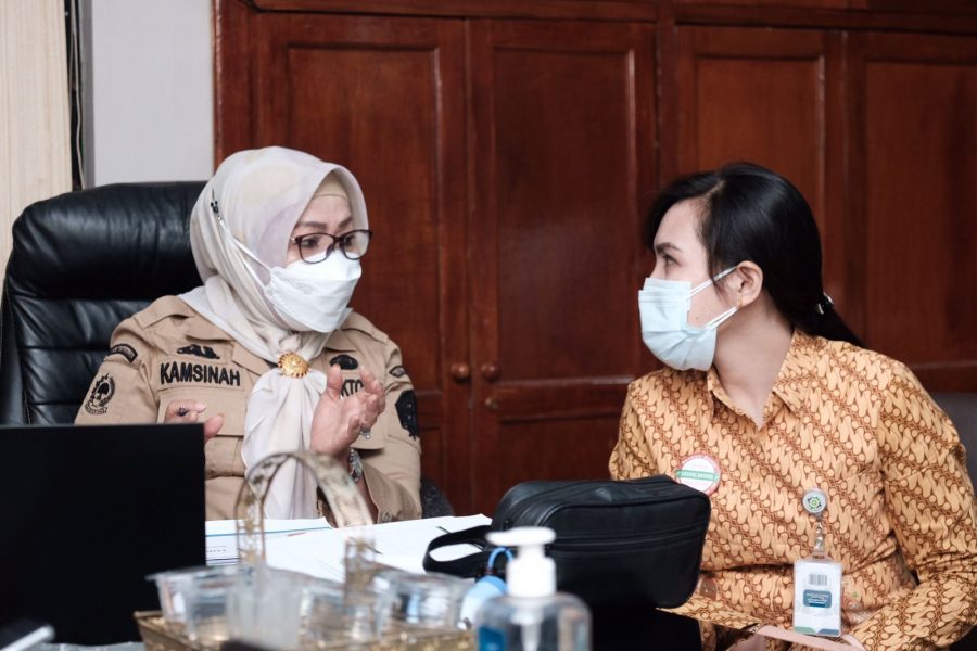 Sekda Gowa, Kamsina berbicang dengan Kepala BPJS Kesehatan Cab. Utama Makassar, Esthy Liana Borotoding